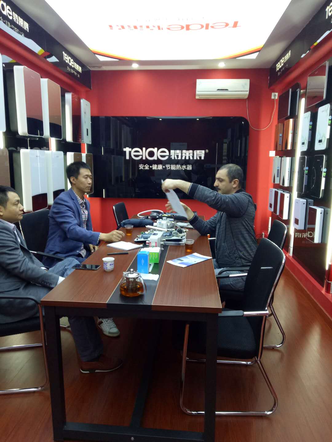烈歡迎俄羅斯客戶蒞臨我司，恭賀成功簽約！